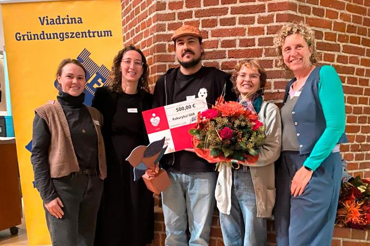 Anna Domke-Murawski and Anja Rillcke from the Viadrina Start-up Center, Philip Murawski and Deborah Astner from Kukuryku!, Viadrina Vice President Janine Nuyken © Annika Bischof