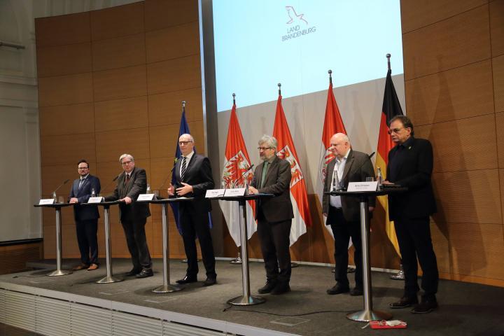 Pressekonferenz des Landes Brandenburg zur TESLA Baugenehmigung © IMAGO/Martin Müller