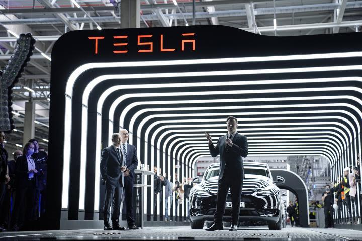 Tesla Delivery Day: Bei der Eröffnung der Tesla-Gigafactory in Gruenheide (Mark) mit Bundeskanzler Olaf Scholz, Elon Musk, Ministerpräsident von Brandenburg Dietmar Woidke und offiziellem Produktionsstart der Tesla Fabrik © IMAGO/Political Moments