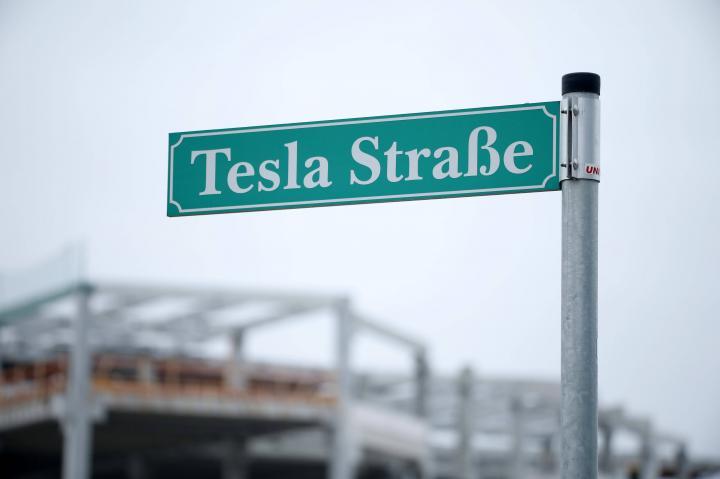 Straßenschild „Tesla Straße“ in Grünheide (Mark) © IMAGO/Future Image